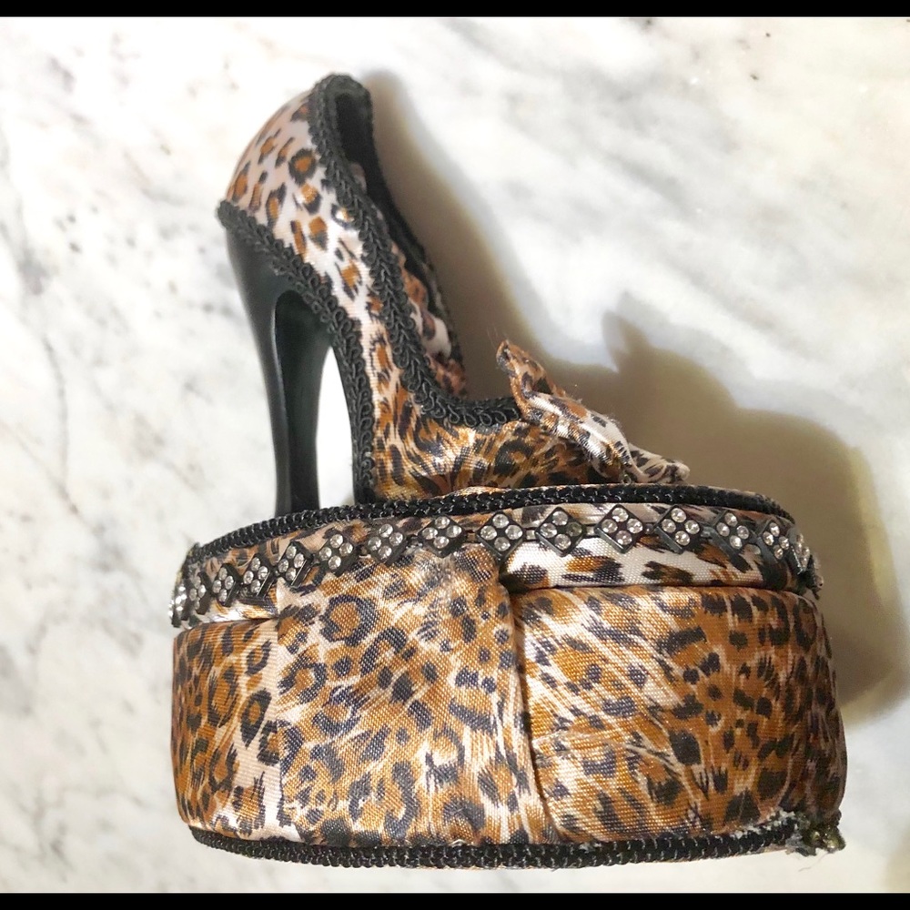 High Heel Leopard Ring & Jewelry Box - Picture 4 of 6